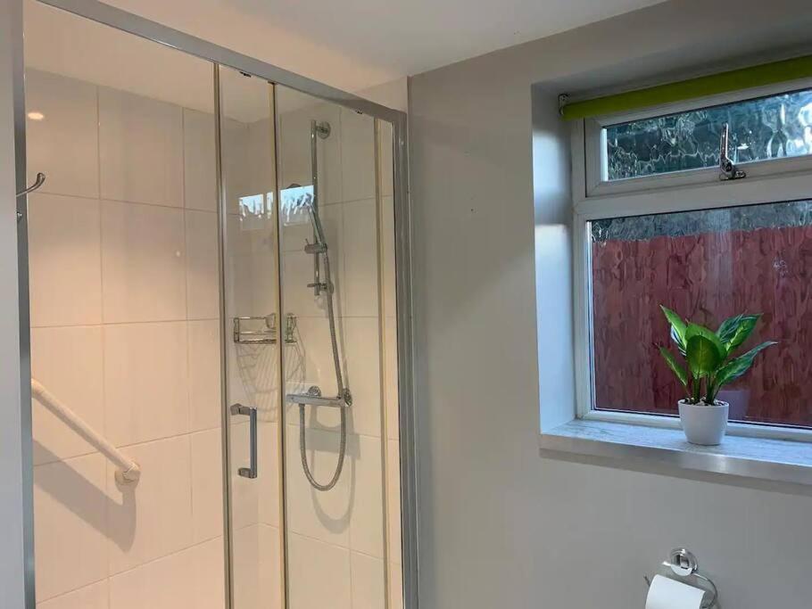 Self Contained - Own Entrance Apartment ไฮวิคัมบ์ ภายนอก รูปภาพ