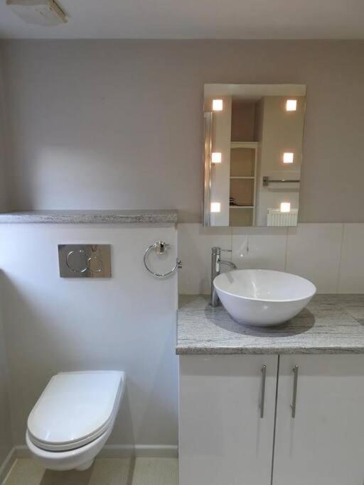Self Contained - Own Entrance Apartment ไฮวิคัมบ์ ภายนอก รูปภาพ