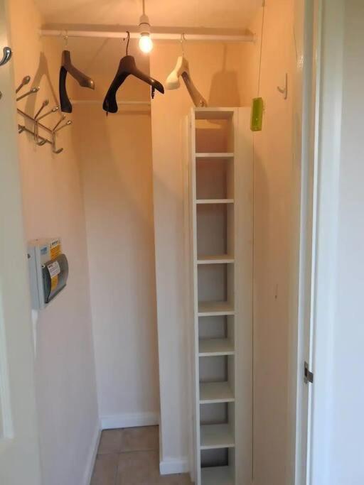 Self Contained - Own Entrance Apartment ไฮวิคัมบ์ ภายนอก รูปภาพ